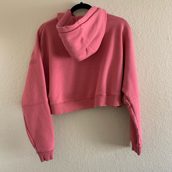 GYMSHARK Repeat Print Crop Pullover in Rose Brick - Picture 7 of 10